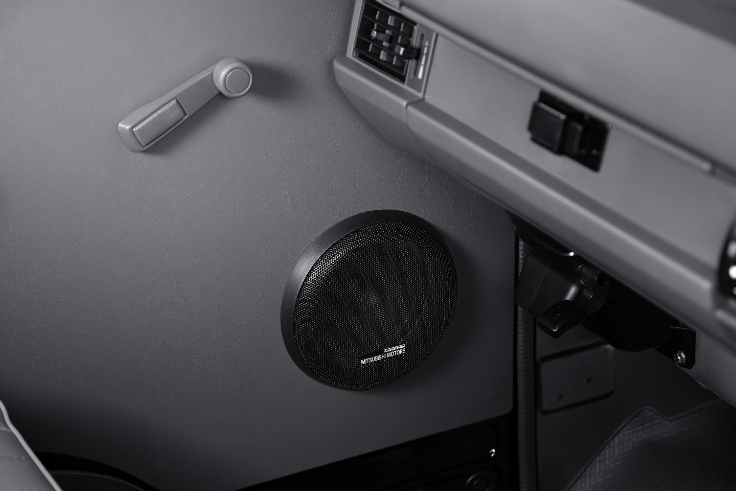 Speaker pada Doortrim​